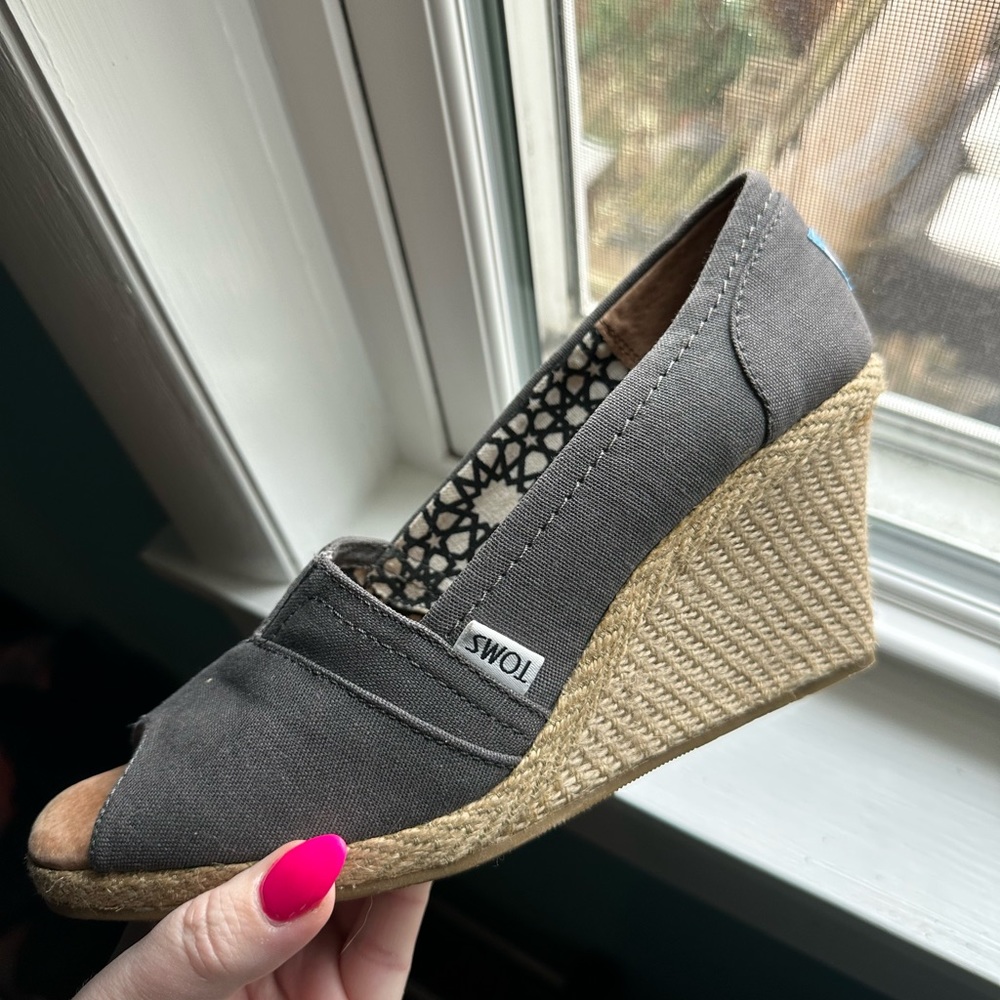 Brand new Tom’s wedges size 9